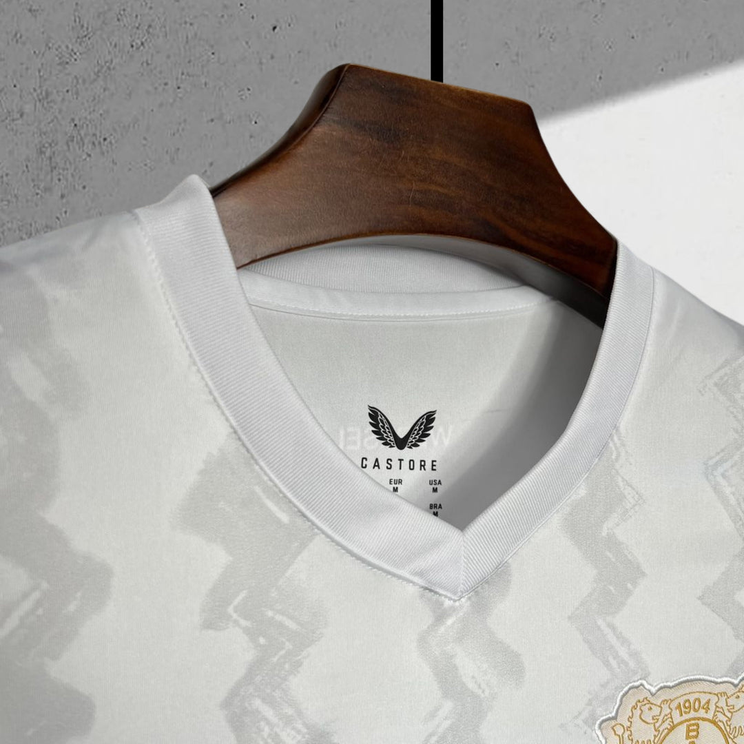 Bayer 04 Leverkusen 2024–2025 Auswärtstrikot