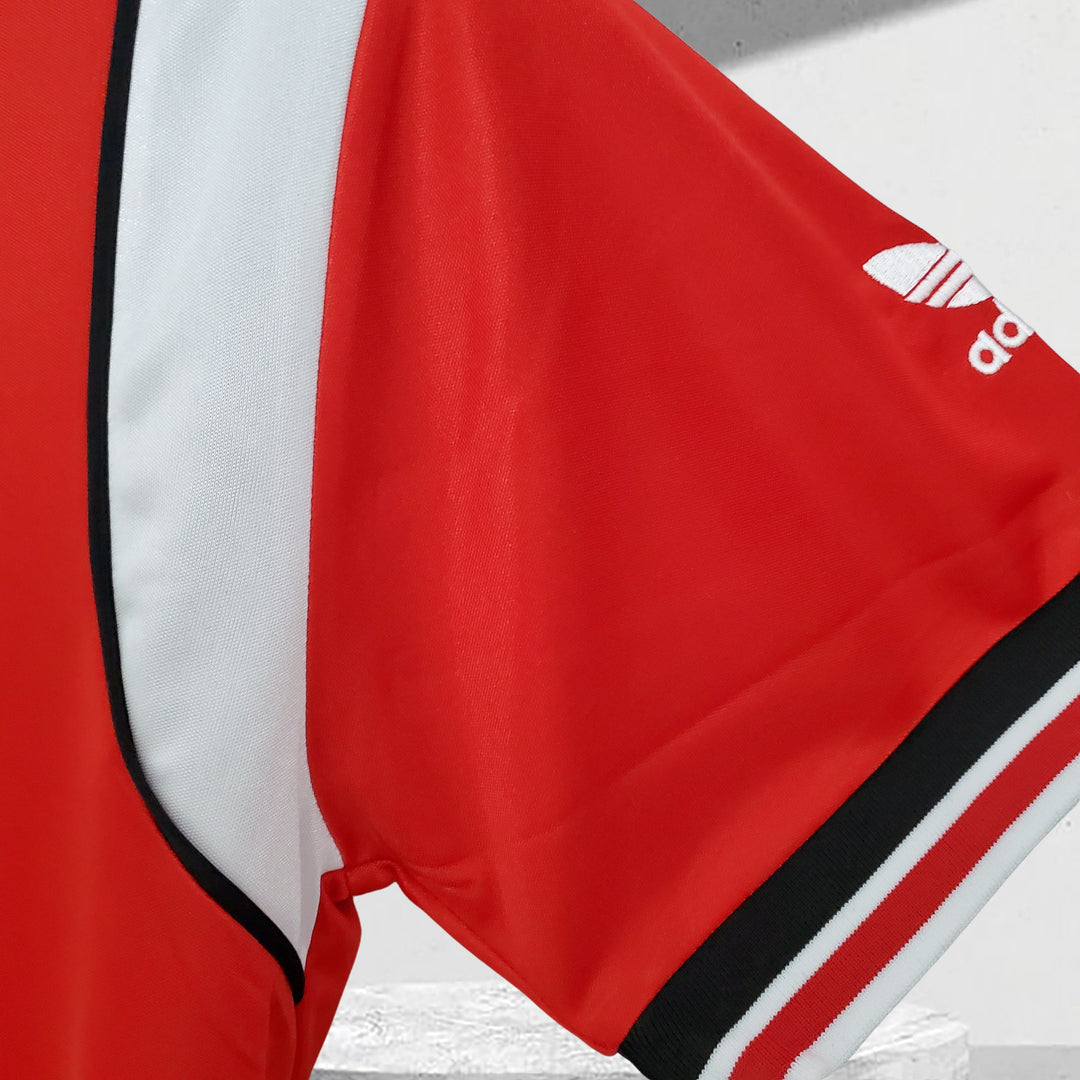 Manchester United 1985–1986 Heimtrikot